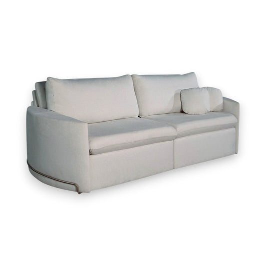 Sofá San Retrátil Sem Caixa Design Curvo Orgânico Industrial Braços Pés Base Detalhe Metal  em Tecido Veludo Bege Claro Creme visto de frente fechado Módulos 70cm, 80cm, 90cm, 1,00m, 1,10m, 1,20m, braços de 15cm com detalhes em madeira nas laterais Medidas dos Sofás 1,80m, 2,00m, 2,20m, 2,40m, 2,60m e 2,80m Grand Mobile Móveis Lojas Bairros Mooca Tatuapé Cidade de São Paulo estado de SP