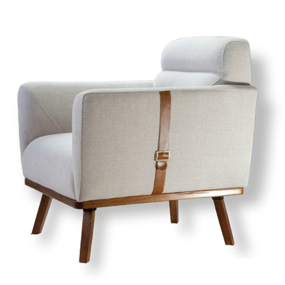 Poltrona Don cadeira decorativa pés base madeira confortável, compacta, design, estilo, braços finos 10cm, detalhe cinto couro marrom, tecido linho cru, espuma D33, percintas elásticas italianas, 75cm largura, 77cm profundidade, 83cm altura, ideal para decorar ambientes sala de estar, varanda, escritórios, recepção – Grand Mobile Móveis – Loja de Móveis e Decorações no Bairro da Mooca e Tatuapé na cidade de São Paulo no estado de SP