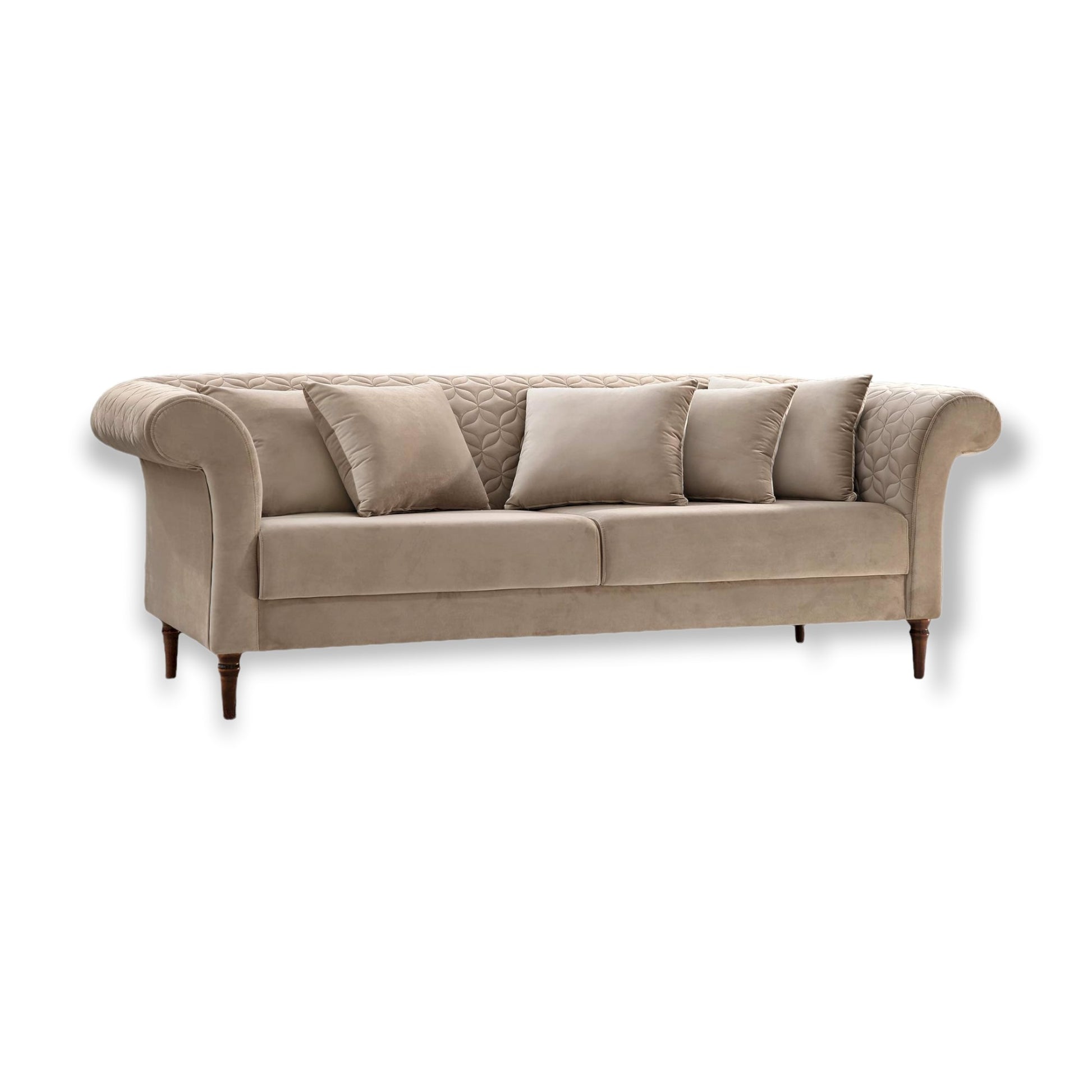 Sofá Blan fixo living estilo chesterfield design clássico contemporâneo braços curvo, detalhe matelassê, almofadas decorativas, base pés torneados madeira castanho espuma soft tecido veludo bege claro, medidas 1,00m, 1,80m, 2,30m, 1, 2 e 3 lugares – Grand Mobile Móveis – Loja de Móveis no bairro da Mooca e Tatuapé na cidade de São Paulo no estado de SP