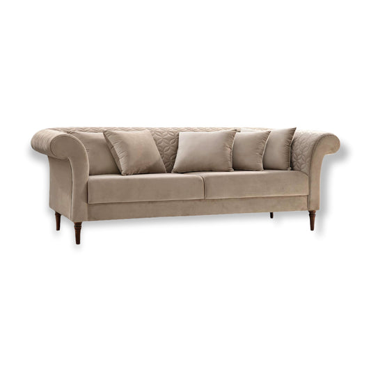 Sofá Blan fixo living estilo chesterfield design clássico contemporâneo braços curvo, detalhe matelassê, almofadas decorativas, base pés torneados madeira castanho espuma soft tecido veludo bege claro, medidas 1,00m, 1,80m, 2,30m, 1, 2 e 3 lugares – Grand Mobile Móveis – Loja de Móveis no bairro da Mooca e Tatuapé na cidade de São Paulo no estado de SP