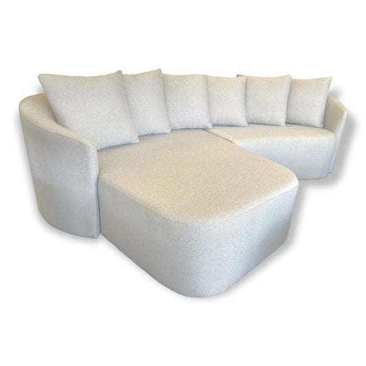 Sofá Can Chaise design estilo curvo moderno contemporâneo, tecido linho cinza claro, braços finos, almofadas encosto soltas quadradas, molas bonnel, espuma HR33, medidas 2,50m e 2,90m, chaise profundidade 1,60m. Ambientes residências, sala de estar e tv, varanda gourmet, ambientes corporativos, escritórios, recepções. - Grand Mobile Móveis  Loja de Móveis e Decorações no bairro da Mooca e Tatuapé na cidade de São Paulo no estado de SP