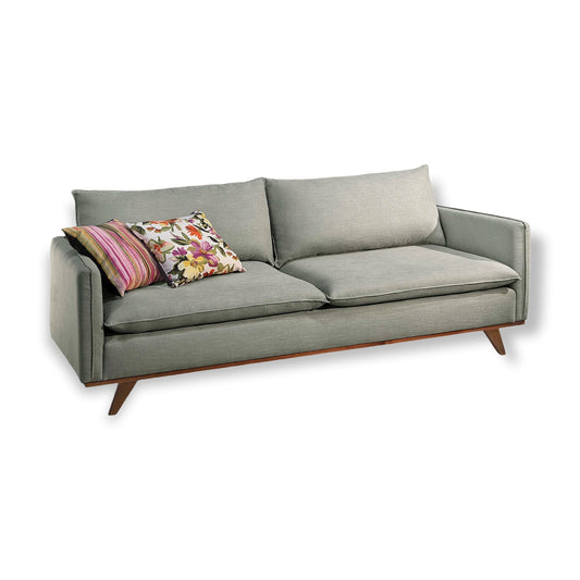 Sofá Job fixo living estilo design moderno contemporâneo tecido linho cinza grafite, almofadas encosto soltas, braços 9cm, base pés madeira castanho, espuma d33 medidas 1,50m e 2,00m, 3 e 2 lugares – Grand Mobile Móveis – Loja de Móveis e Decorações no bairro da Mooca e Tatuapé na cidade de São Paulo no estado de SP