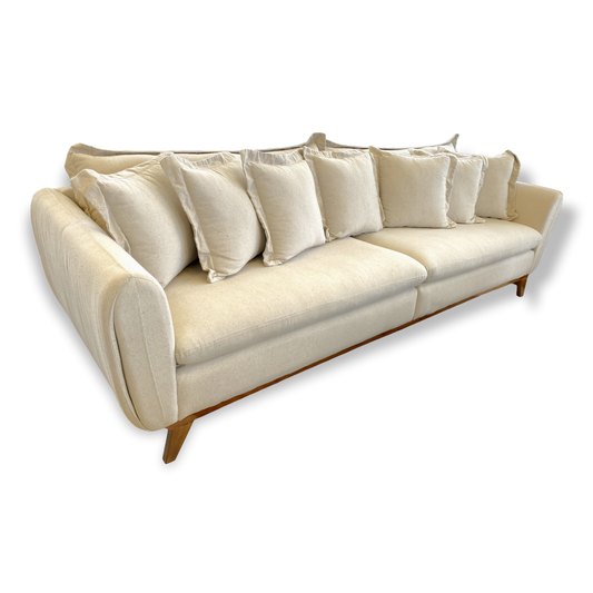 Sofá Pablo fixo living estilo design retrô moderno contemporâneo tecido linho cru medidas 4 lugares, 2,80m, braços 18cm, 7 almofadas encosto e decorativas, espuma soft D33, base madeira castanho. Confortável, ideal para ambientes sala de estar tv, ambientes comerciais e corporativas, escritórios, recepções, office, etc - Grand Mobile Móveis - Loja de Móveis e Decorações no bairro da Mooca e Tatuapé na cidade de São Paulo estado de SP